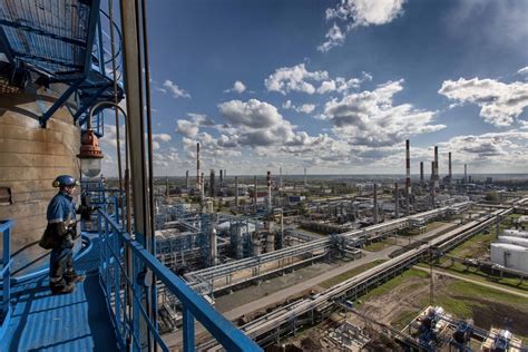 нфпзе|Нефтеперерабатывающий завод (НПЗ) .